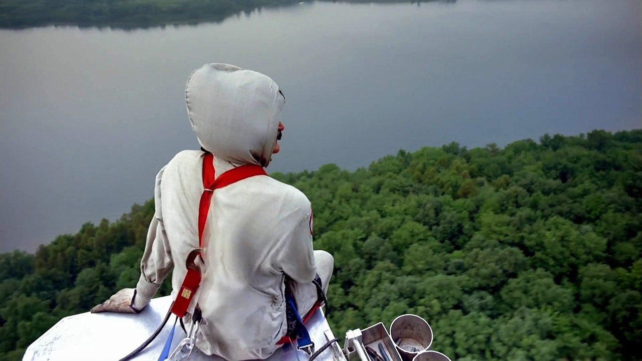 Métier à haut risque : Ils réparent des lignes électriques à haute tension en hélicoptère