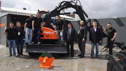 Türk İş Adamı Ekibiyle Çok Fonksiyonlu 'Ekskavatör' Üretti