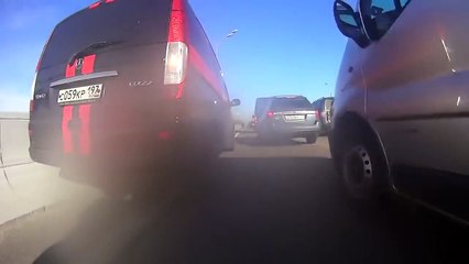 La remontée dingue d'un motard dans les bouchons !