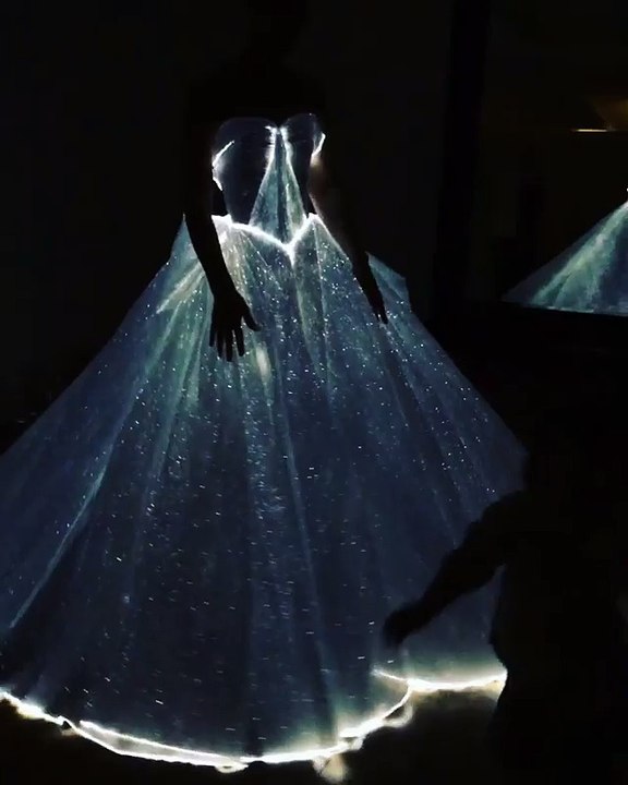 La robe Galactic Cinderella de @Zacposen au Met Gala