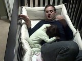 Ce papa grimpe dans le lit de sa fille pour l'endormir et se retrouve piégé