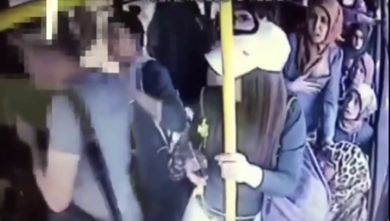 Pervers VS groupe de filles dans un bus. Il prend cher le gars