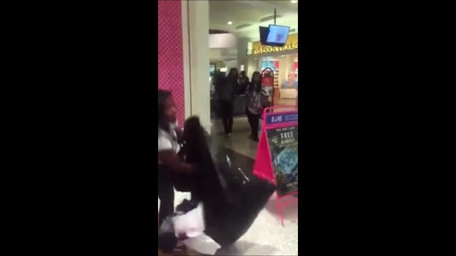 Le casse du siècle : 2 femmes piquent tout les fringues de la devanture d'un magazin