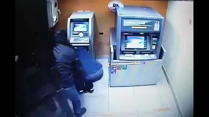 Arracher un distributeur de billets avec une voiture en une minute !