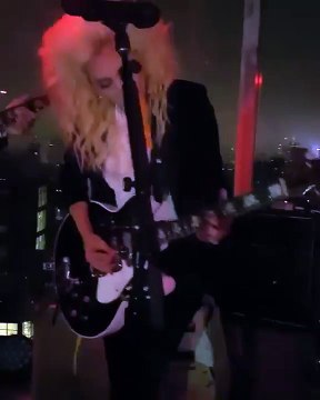 Lady Gaga interprète Burning Down The House avec Mark Ronson au Met Gala 2016