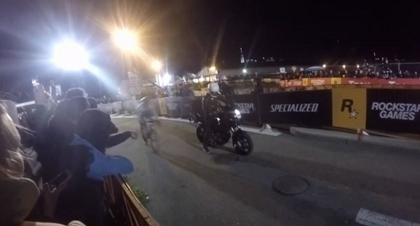 Quand une moto cale en plein milieu d'une course cycliste ça crée un embouteillage.