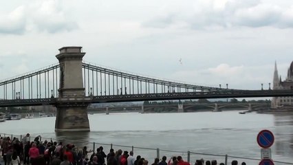 Un avion évite un crash sous un pont