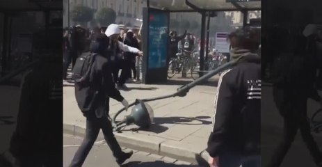 Nuit debout : Des casseurs s’acharnent sur un lampadaire et sont applaudis par la foule (vidéo)