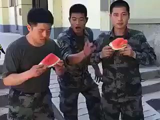 ‫شاهد اسرع رجل في اكل البتيخ...‬‎