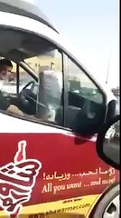 فضيحة شاورما جديدة عامل مطعم يضعها بين رجليه!