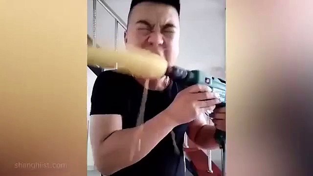 Il mange un épis de maïs en 10 sec - Invention débile