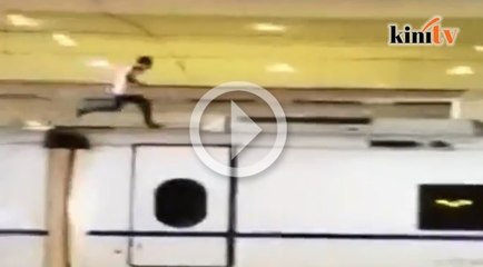 Lelaki tak ada tiket maut panjat bumbung komuter