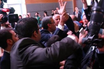 Anayasa Komisyonu'ndaki Tekmeli-Yumruklu Kavga Alman Basınında