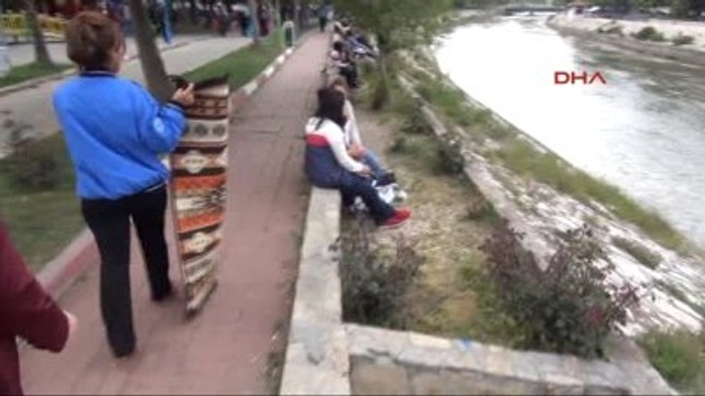 Tokat Yere Çekirdek Kabuğu Atanları Önlerine Halı Sererek Uyardılar