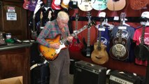 Ce monsieur de 80 ans met les pieds dans un magasin de guitares, les clients seront scotchés