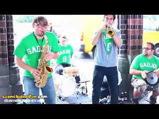 Alman Sokaklarındaki Eğlenceli Osman Ağa Performansı