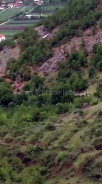 Qafë Thanë, makina del nga rruga dhe bie nga 50 metra lartësi