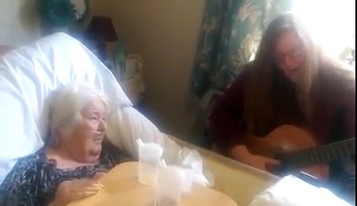 Quand elle commence à chanter, la réaction de sa maman est très touchante !