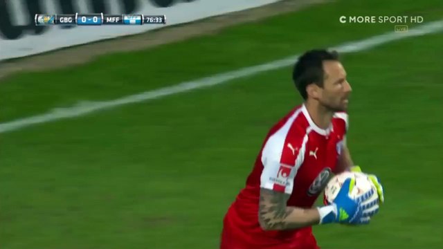 Un joueur de Malmö pète un câble et jette le poteau de corner sur les supporters