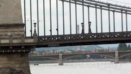 Un avion évite un crash en passant sous un pont