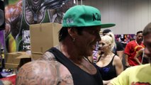 Le Bodybuilder Rich Piana frappe un fan à la tête lors d'une dédicace...