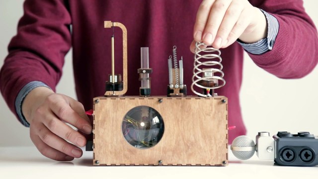 Cette machine étrange produit des sons électroniques ! Kokas Beat Machine No. 2