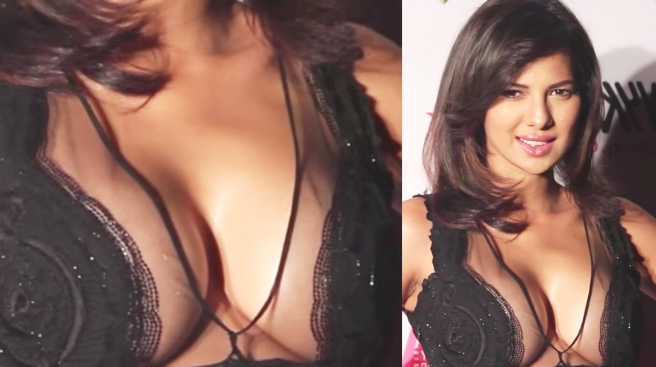 Rochelle Rao Hot at Nykaa Femina Beauty Awards 2016.