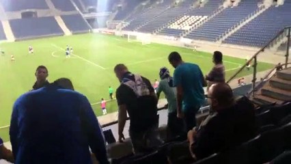Un supporter de foot lâche un pet qui pue