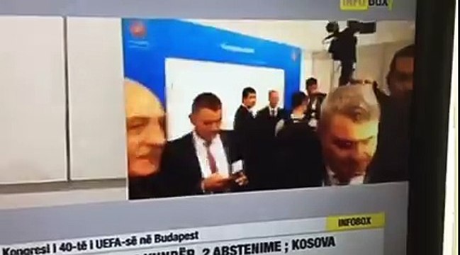 Vokrri me lot në sy iu drejtohet gazetarëve kosovarë pas pranimit të Kosovës në UEFA