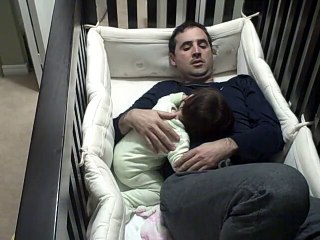 Pour calmer sa fille, le papa s'installe dans son berceau.Il risque de le regretter amèrement...