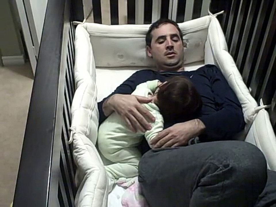 Pour calmer sa fille, le papa s'installe dans son berceau.Il risque de le regretter amèrement...