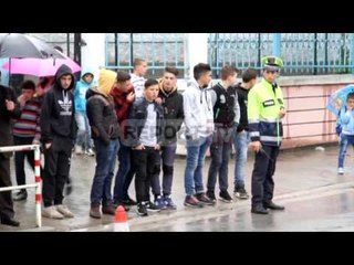 Report TV - Peshkopi, nxënësja e aksidentuar niset me ambulancë drejt Tiranës