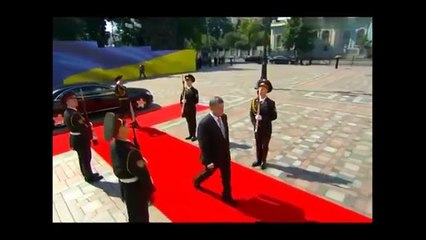Инаугурация Порошенко. Солдат упал в обморок  БОМБИТ ПУКАН