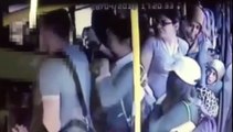Des femmes se rassemblent pour attaquer un pervers dans le bus ! - vidéo Dailymotion