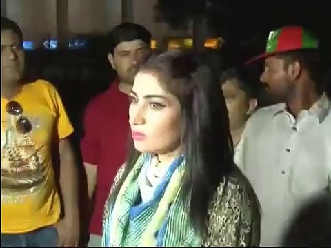 Qandeel Baloch crying for Imran Khan outsite PTI Jalsa