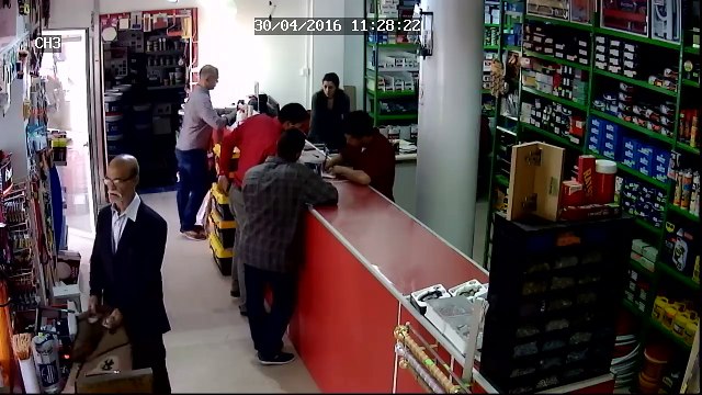 كاميرا مراقبة تسجل عملية سرقة متجر لبيع أدوات الطلاء و البناء