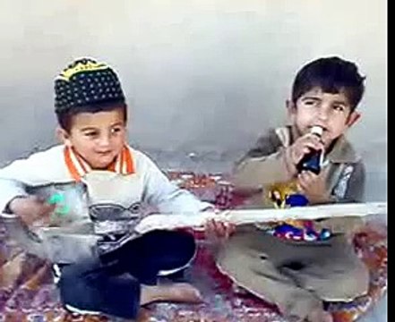 Дети поют Курдские дети поют на улице