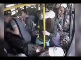 Il montre son zizi à une femme dans l'autobus, mais il va vite le regretter!