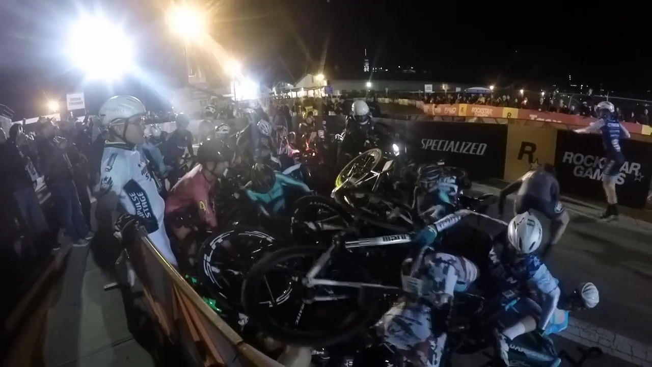 Grosse chute lors course cycliste nocturne dans les rues de Brooklyn