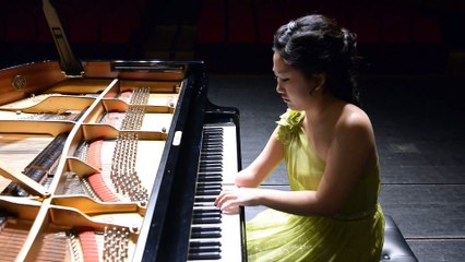 Avec une seule main, regardez ce que cette jeune fille peut faire