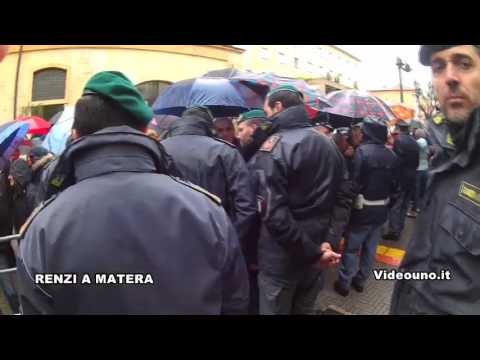 Renzi a Matera l'attesa davanti al teatro