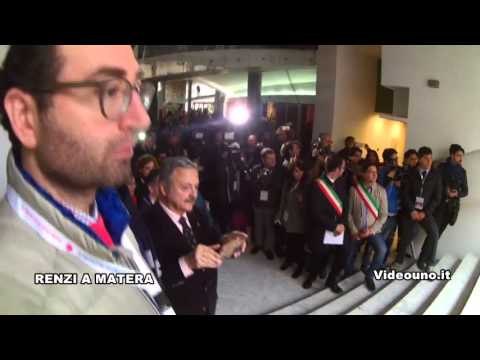 Renzi a Matera attesa in teatro e arrivo