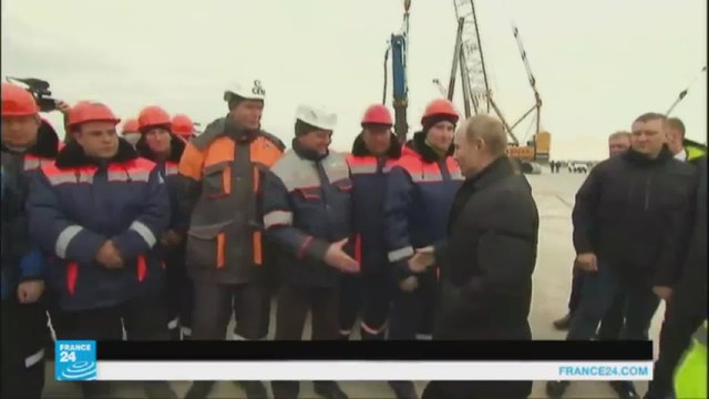 روسيا تبني جسرا يربط شبه جزيرة القرم بالأراضي الروسية