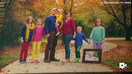 La famille pose pour une photo, mais quand la caméra dézoome, j'ai les larmes aux yeux!