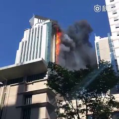 Captan momento en el que se incendió un rascacielos en China