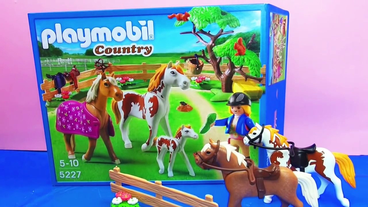 Pré pour les chevaux Playmobil Faire du cheval et les nourrir démo du jeu 5227