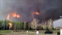 Un violent incendie encercle une ville de 100.000 habitants qui sont obligés d'être évacués