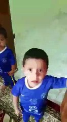 اب سعودي يجبر أطفاله على خلع قميص الهلال