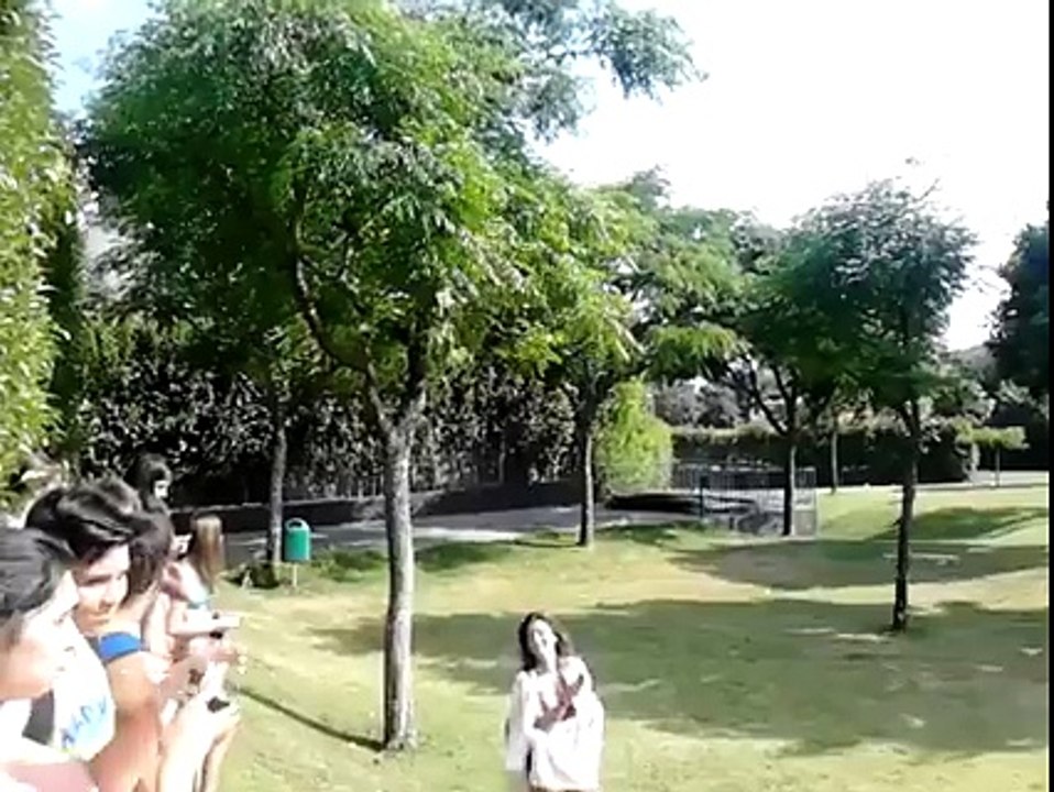Un hélicoptère qui débarque de nul part loool