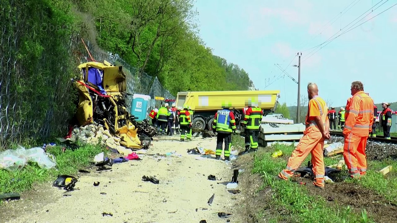 Zugunfall: triebwagen erfasst sattelzug frontal